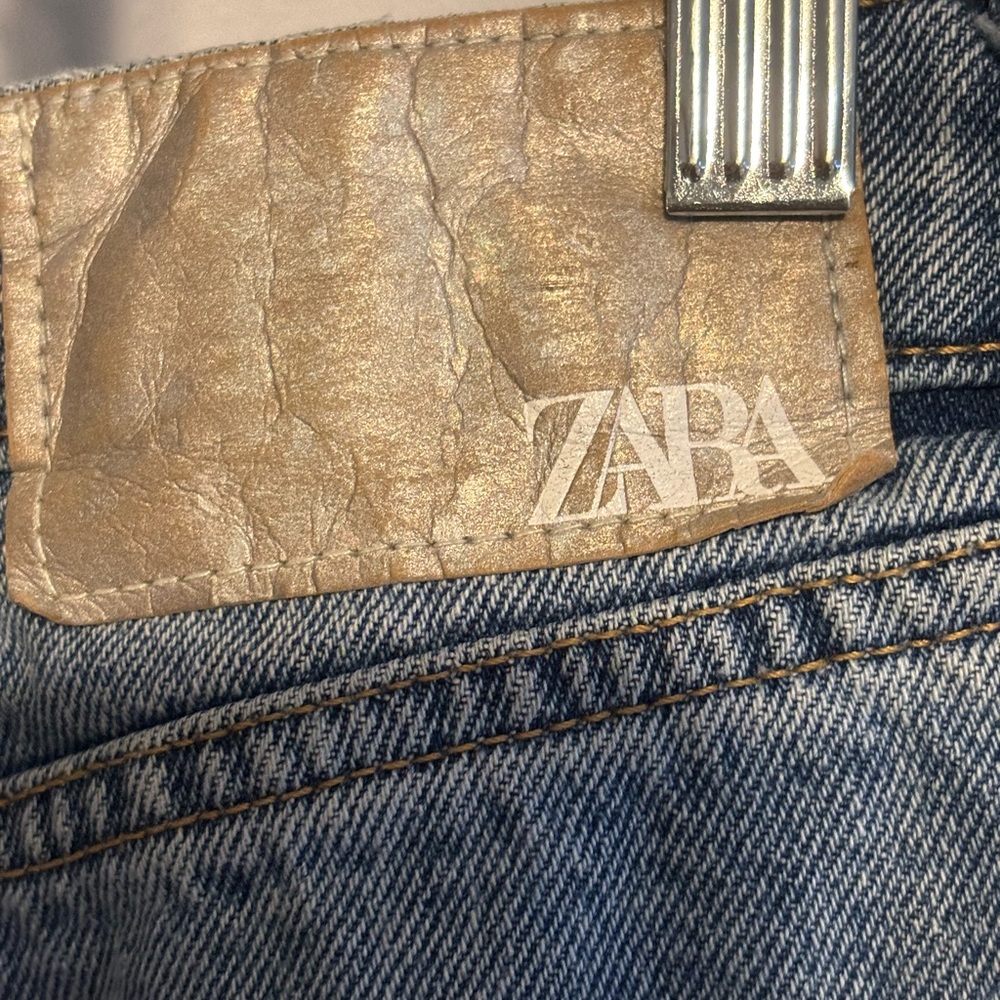Zara Women's High Rise Mom Jeans Blue Light Wash, Distressed Denim, Size 4 - Picture 6 of 8
